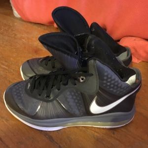 Nike Lebron 8 V2 sneaker. 7Y. Grey/White.